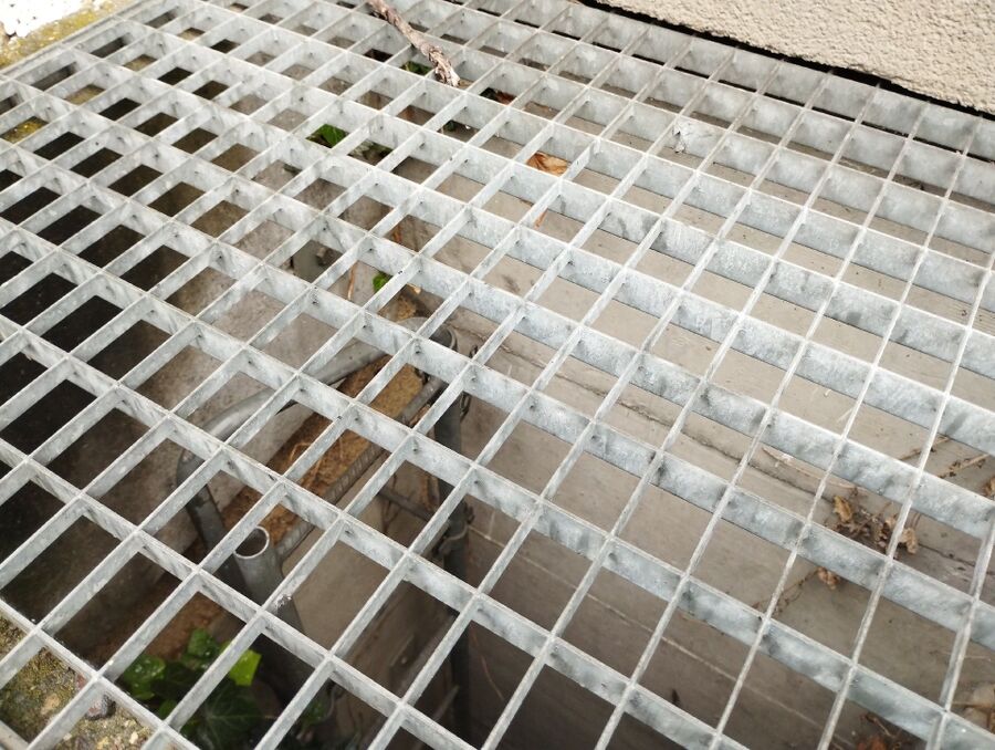 Bee nest at the house remove